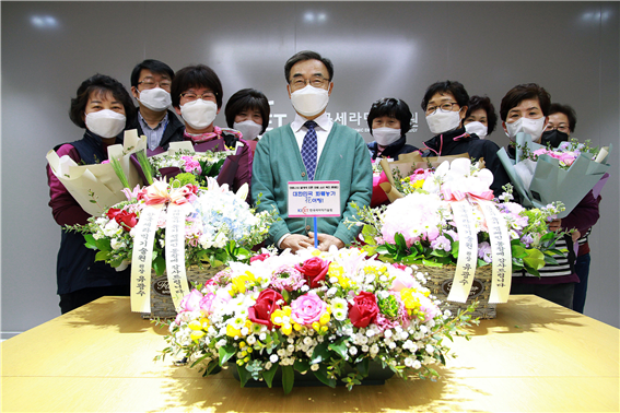 유광수 세기원 원장(앞줄 가운데)이 직원들과 함께 코로나19 확산으로 어려움을 겪고 있는 화훼농가를 돕기 위한 릴레이 캠페인에 동참했다.